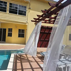 https://royal-escape.comcaribbean.com